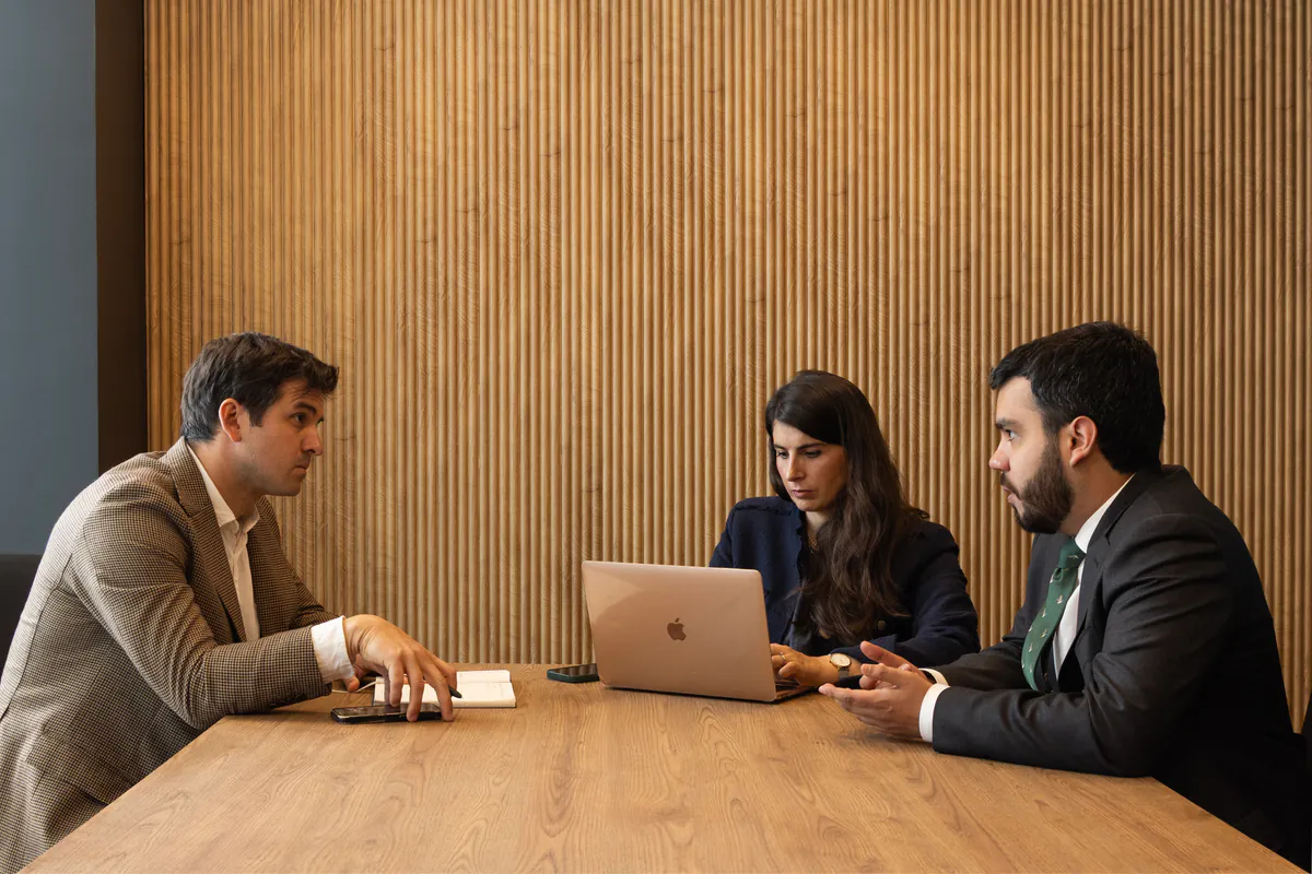 Nicolás, Antonia y Franco en reunión de trabajo